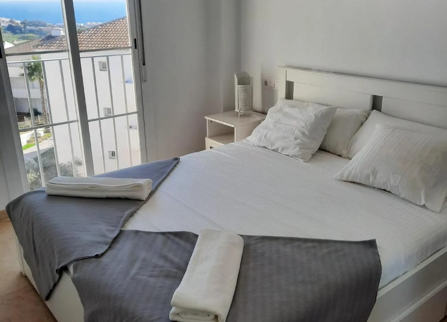 Small Oasis Nelson Mandela Apartment With Sea View, Two Bedrooms, Parking, Terrace And Pool Manilva