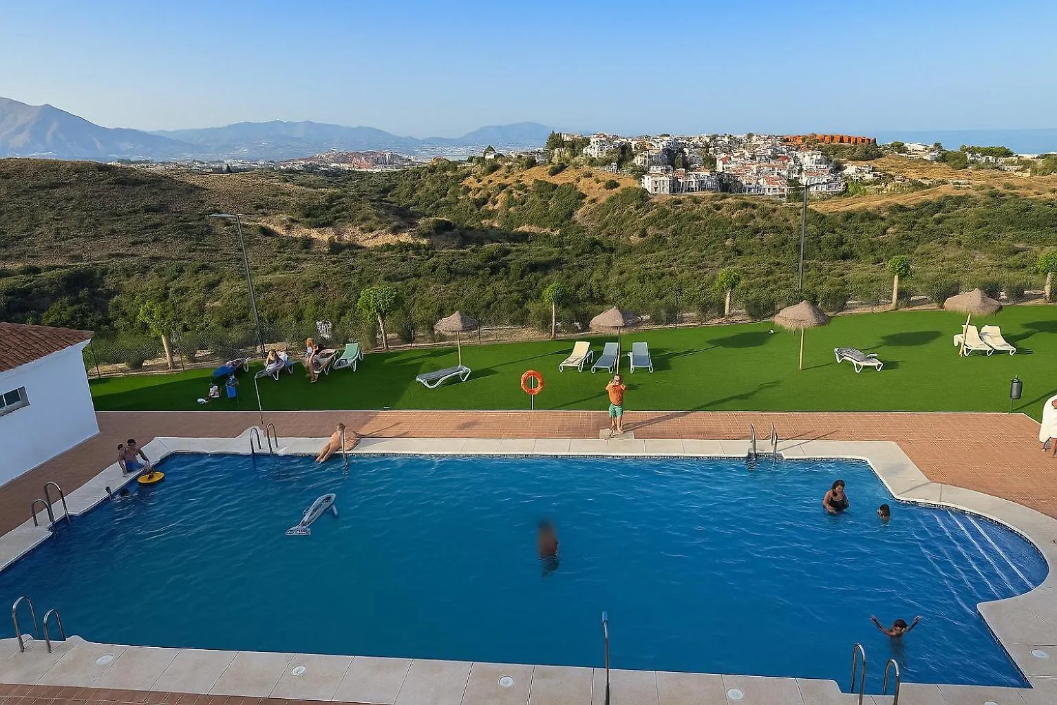 Small Oasis Nelson Mandela Apartment With Sea View, Two Bedrooms, Parking, Terrace And Pool Manilva
